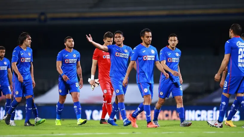 Video: Aficionado de Cruz Azul quemó su playera tras remontada ante Pumas