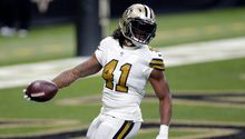 Saints: NFL multó a Alvin Kamara por usar un tenis rojo y otro verde en Navidad