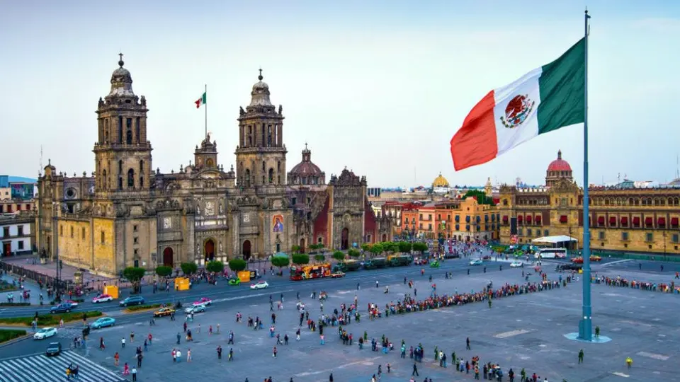 Diputados de Morena proponen cambiar el nombre oficial del país y de la Constitución