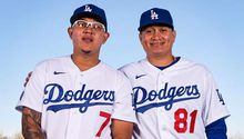 Julio Urías y Víctor González buscarán seguir haciendo historia con los Dodgers