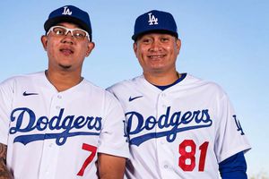 Julio Urías y Víctor González buscarán seguir haciendo historia con los Dodgers