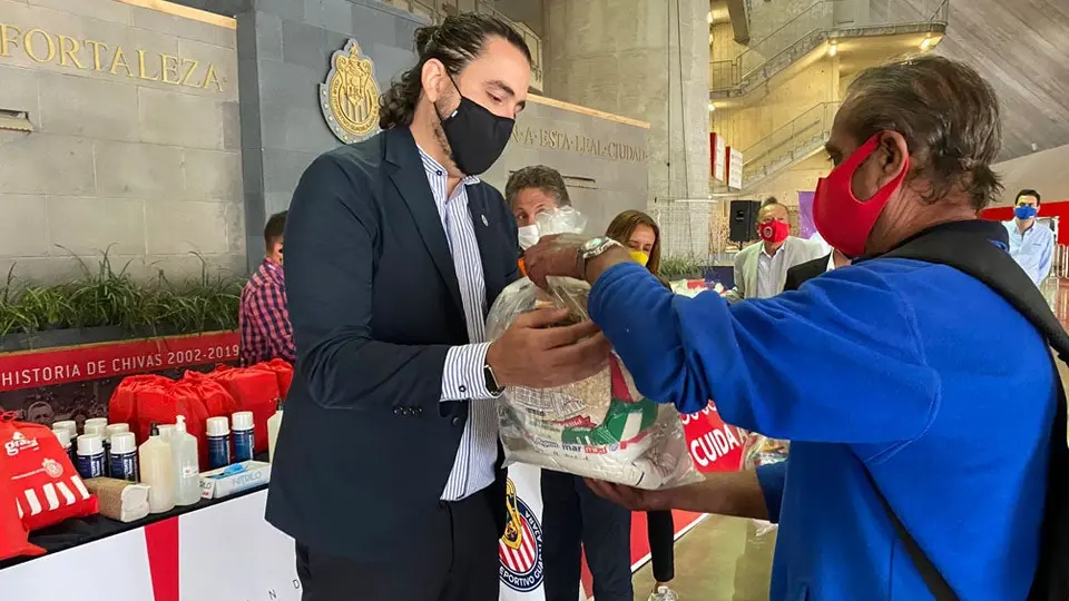 Chivas: Amaury Vergara entregó 950 paquetes de alimentos a personas vulnerables