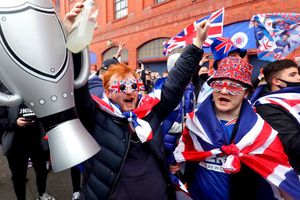 Rangers: Aficionados se burlaron del Celtic con enorme pancarta tras coronarse en Escocia