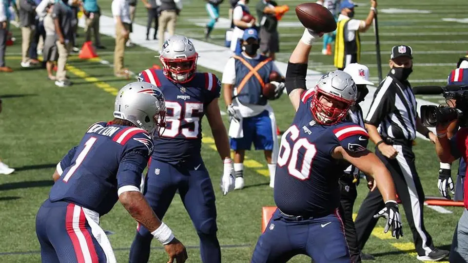 NFL: Cam Newton comandó victoria de New England sobre Miami en la era post-Brady