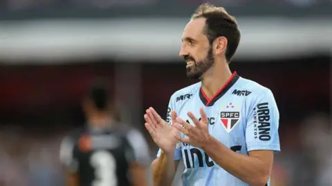 Juanfran: Problema del pasado con Piqué, la razón por la que se ausenta de redes sociales