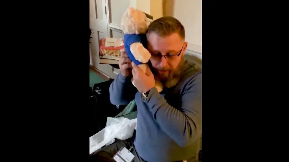Video: Padre recibió latidos de su hijo fallecido a través de un oso de peluche