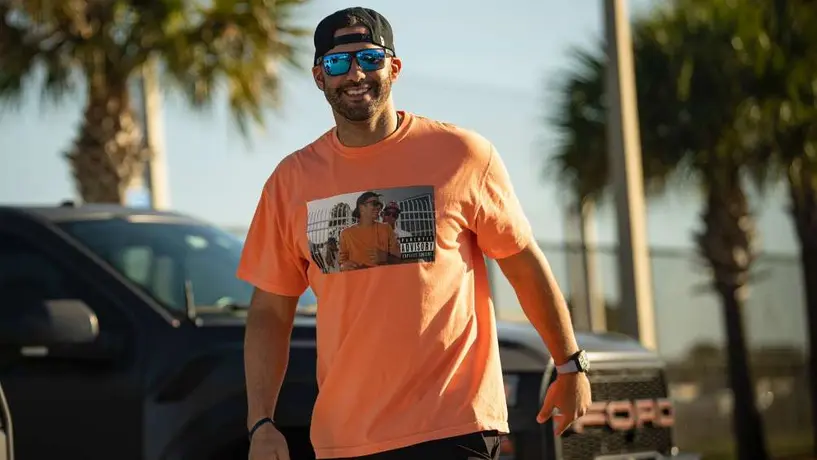 J.D. Martínez lució playera de Tom Brady en estado incoveniente