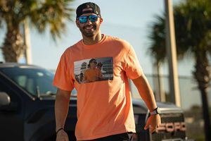 J.D. Martínez lució playera de Tom Brady en estado incoveniente