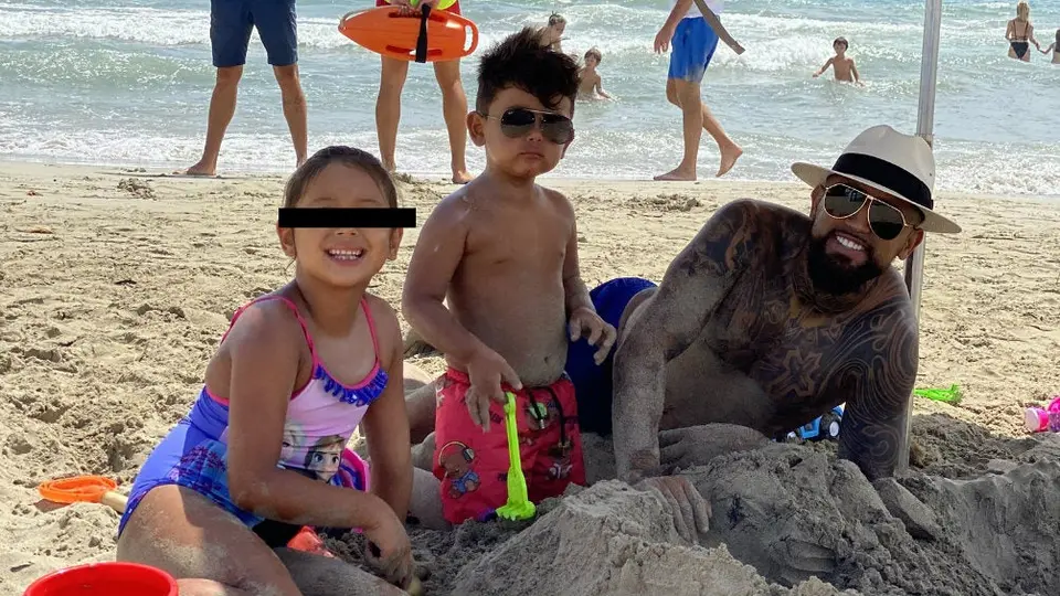 Arturo Vidal: Hijos del jugador del Barcelona le pintaron la cabeza