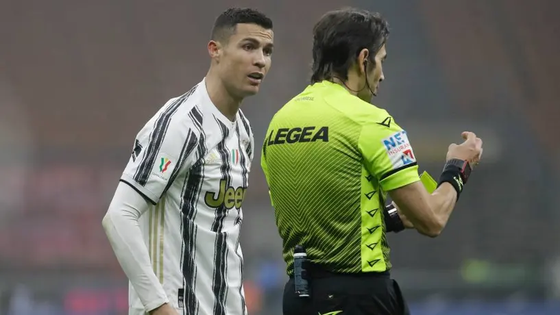 Video: Cristiano protagonizó insólito momento con árbitro en partido vs Roma