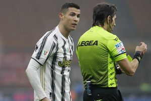 Video: Cristiano protagonizó insólito momento con árbitro en partido vs Roma