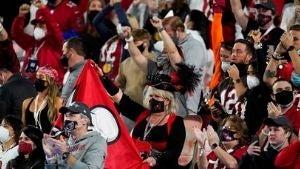Público en el estadio pese a las restricciones por Covid-19