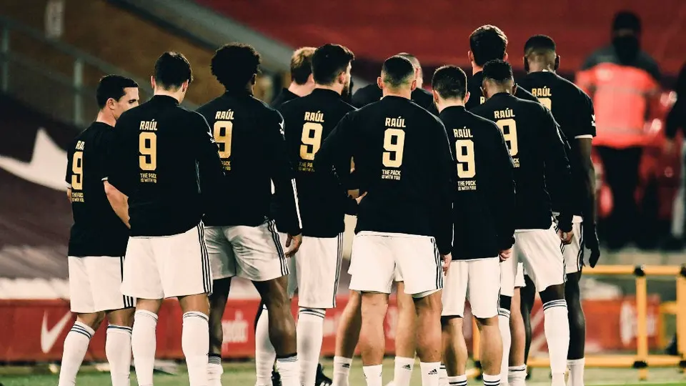 Raúl Jiménez: Wolves calentó con camisetas de apoyo para el mexicano
