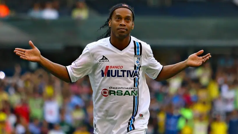 Ronaldinho presumió anillo de lujo con Querétaro mal escrito