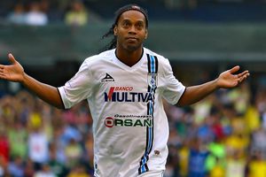 Ronaldinho presumió anillo de lujo con Querétaro mal escrito