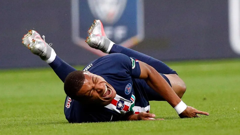 Mbappé: Tras dura entrada abandonó el juego de Copa con el PSG entre lágrimas