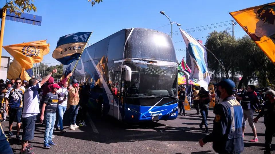 Pumas: Aficionados recibieron y apoyaron a su equipo a las afueras de CU
