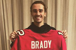 Tom Brady obsequió un jersey firmado a Antoine Griezmann