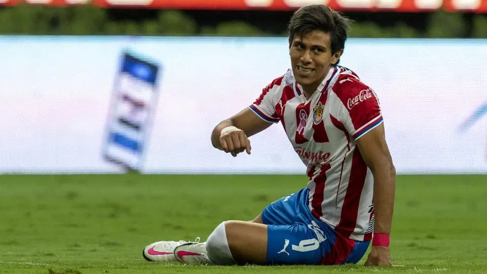 Chivas: JJ Macías, baja sensible para el duelo frente a Pumas