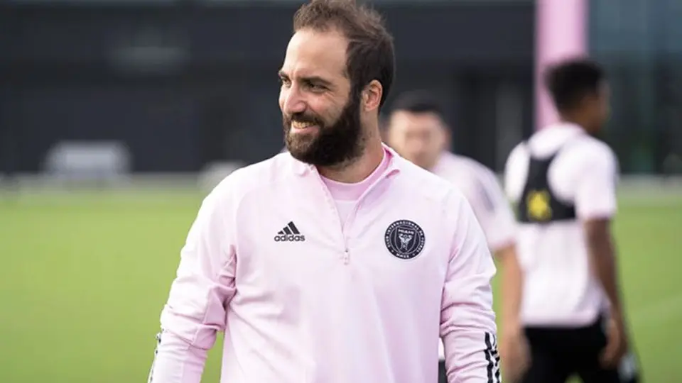 Higuain: 'El futbolista es como una botella, cuando ya no sirve lo pisan y lo tiran'