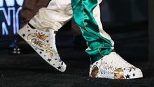 Canelo Álvarez: Lució tenis personalizados en ceremonia de pesaje
