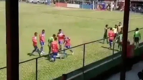 Video: Futbolista guatemalteco fingió ser agredido por el público para engañar al árbitro