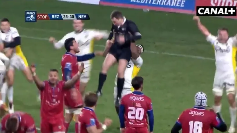 Video: Jugador de rugby levantó a árbitro por los aires para celebrar la victoria