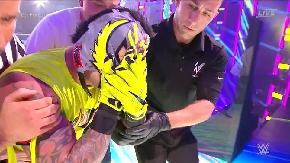 WWE: Rey Mysterio volvió a lesionarse el ojo en Extreme Rules