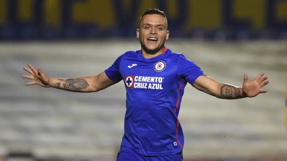 Cabecita Rodríguez cumple sueño de aficionado al regalar una playera de Cruz Azul