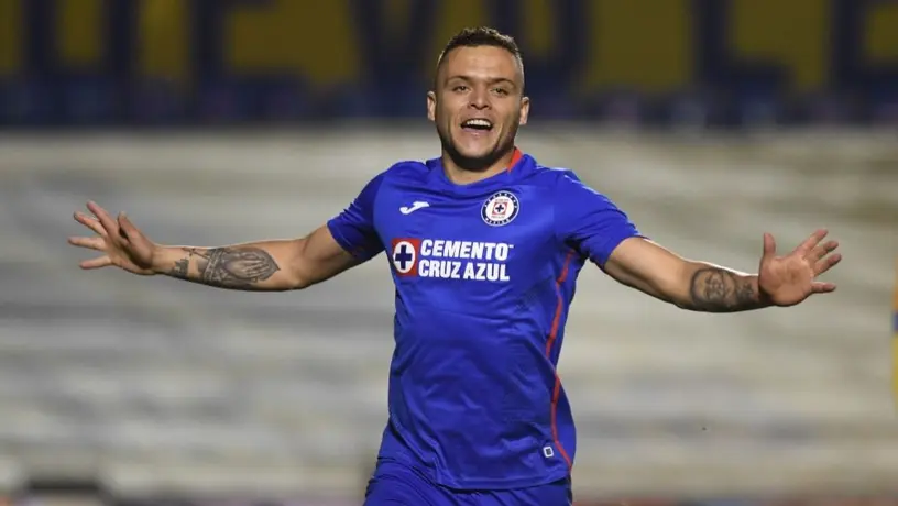 Cabecita Rodríguez cumple sueño de aficionado al regalar una playera de Cruz Azul