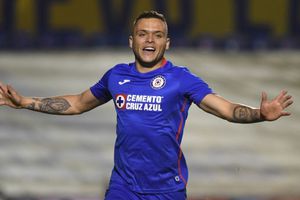 Cabecita Rodríguez cumple sueño de aficionado al regalar una playera de Cruz Azul