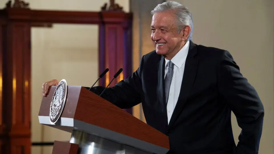 AMLO firmó la solicitud de consulta para juicio a expresidentes