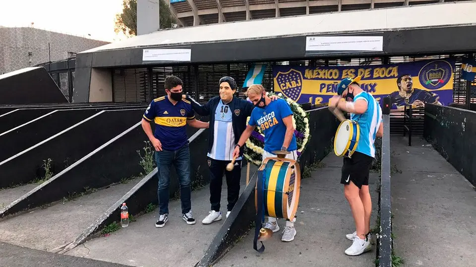 Maradona: Aficionados realizan homenaje al Pelusa en las afueras del Estadio Azteca