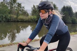 Ciclista Tara Gins fue expulsada de su equipo por posar para Playboy