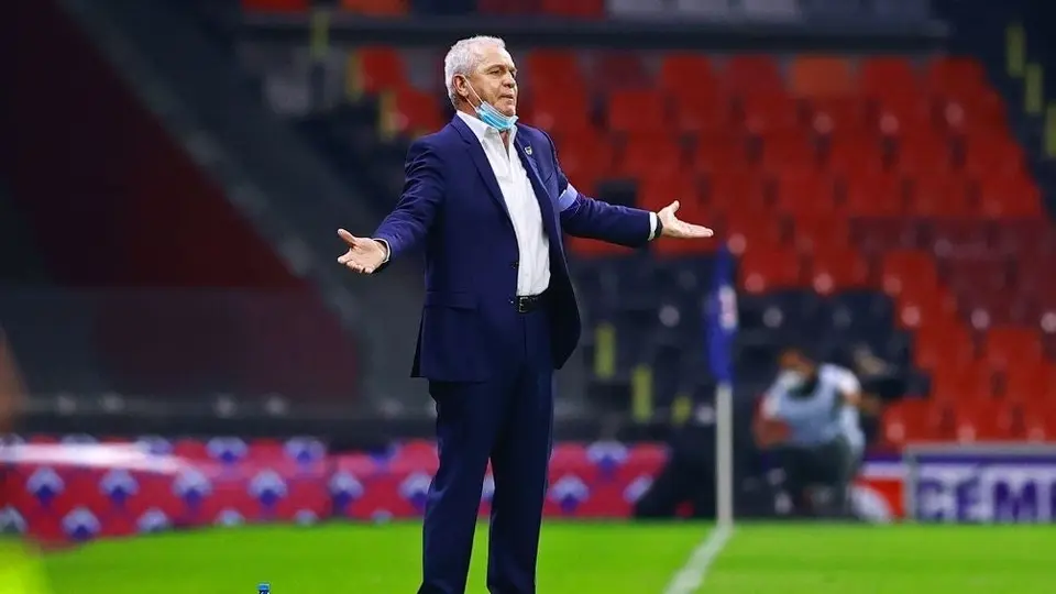 Javier Aguirre corrió a asistente que lo distrajo en conferencia: 'Ya vete, hijo'