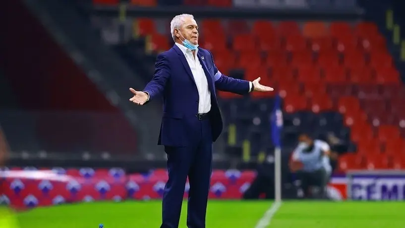Javier Aguirre corrió a asistente que lo distrajo en conferencia: 'Ya vete, hijo'