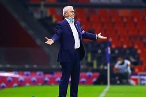 Javier Aguirre corrió a asistente que lo distrajo en conferencia: 'Ya vete, hijo'