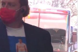Super Bowl LV: Ryan Jensen sorprendió con playera de Tom Brady a su llegada al estadio