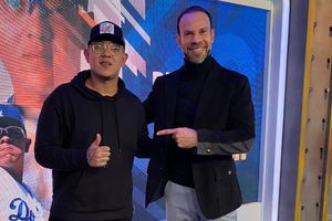 Zague le obsequió a Julio Urías una playera del América de los años ochenta