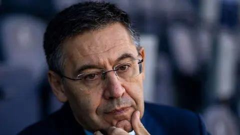 Barcelona: Aficionado le pidió a Bartomeu que le regalara su cubrebocas tras salir libre