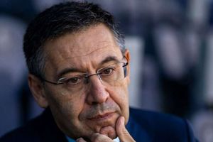 Barcelona: Aficionado le pidió a Bartomeu que le regalara su cubrebocas tras salir libre