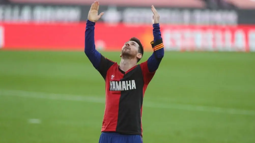 Lionel Messi festejando con la playera del Newell's de Maradona | BARCELONA FC