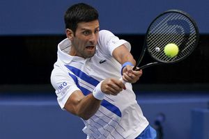 Novak Djokovic es descalificado del Abierto de Estados Unidos por pelotazo a jueza de línea