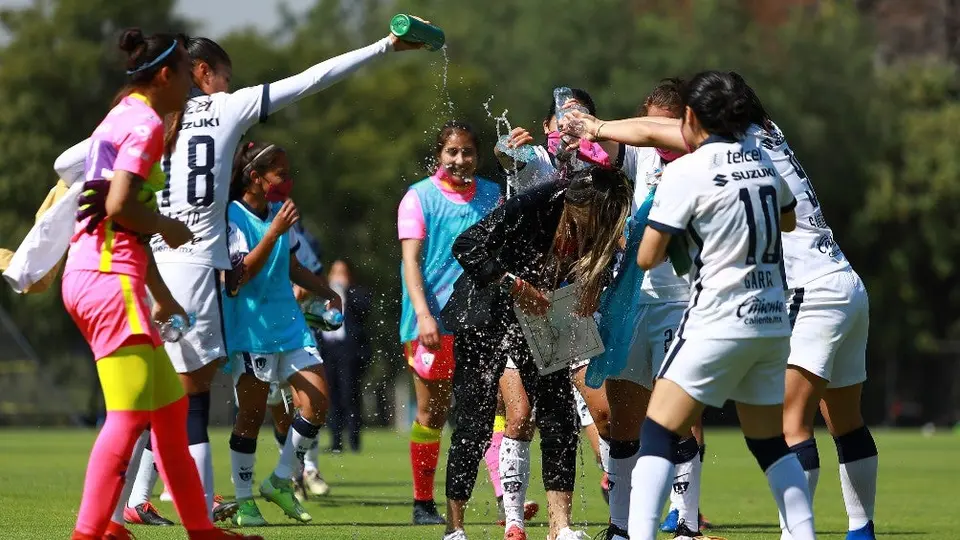 Pumas Femenil: Jugadoras bañaron a Yleana Dávila tras pase a Liguilla