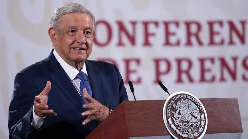 AMLO: 'Facebook es más popular, Twitter es para clase media hacia arriba'