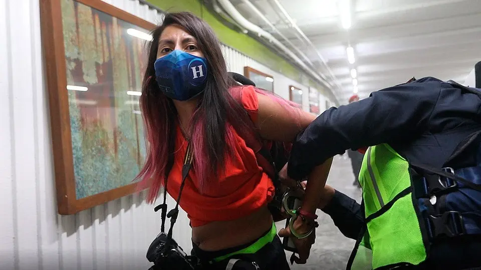 Policías de la CDMX agredieron a fotoperiodistas en marcha por el Día Internacional de la Mujer