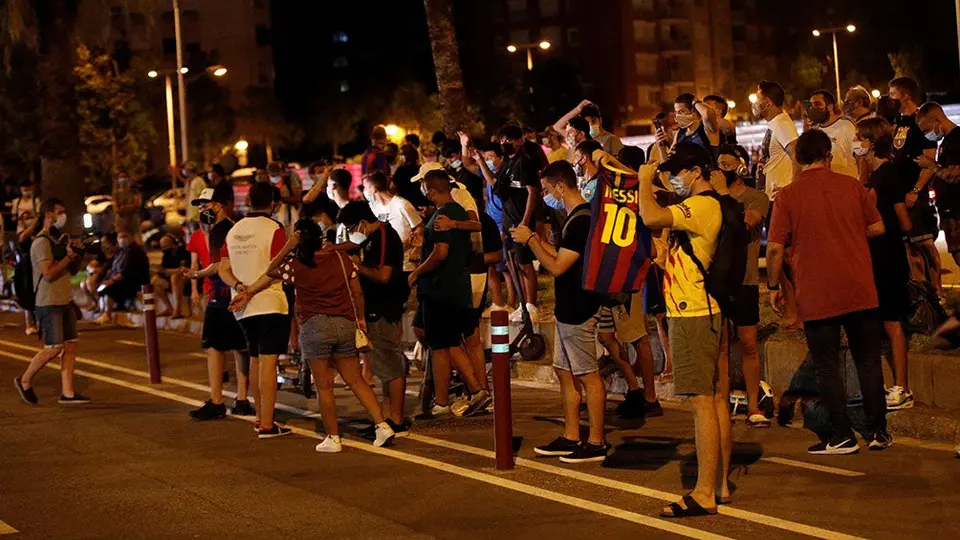 Barcelona: Aficionados culés dieron portazo en el Camp Nou