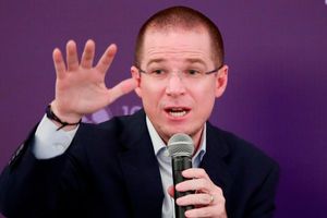 Anaya acompañó a enfermera en combi y festejó que no se haga caso a "locuras" de AMLO