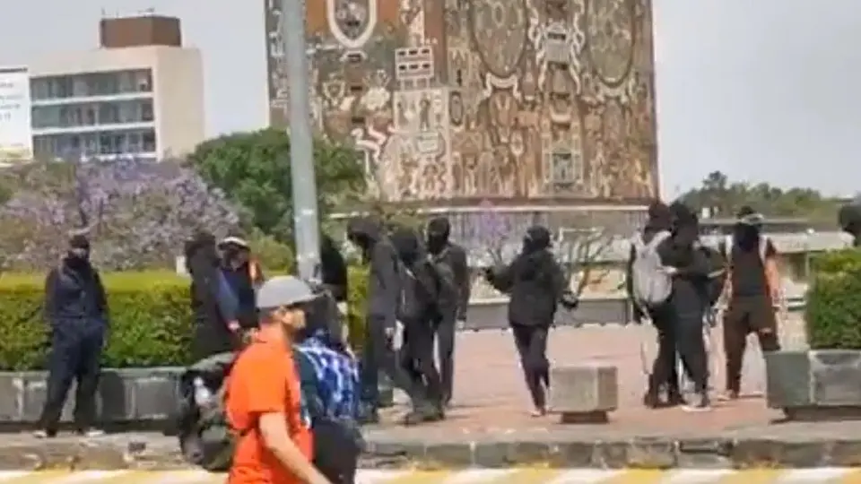 Video: Encapuchados vandalizaron instalaciones de la UNAM