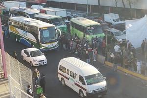 CDMX: Transportistas bloquean vialidades, exigen aumento en sus tarifas